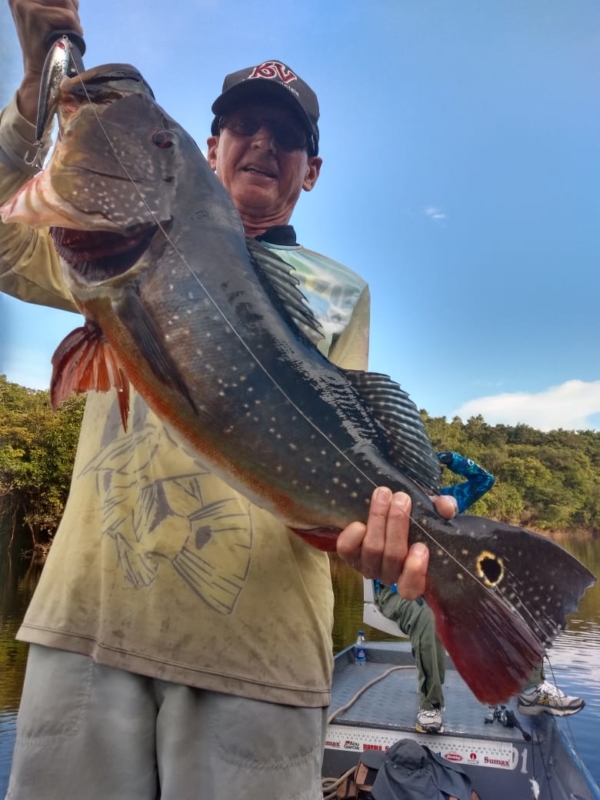Dorival da KV, no rio Uatuama, Amazônia,  segurando um Tucunaré Paca fisgado com a isca João Pepino.